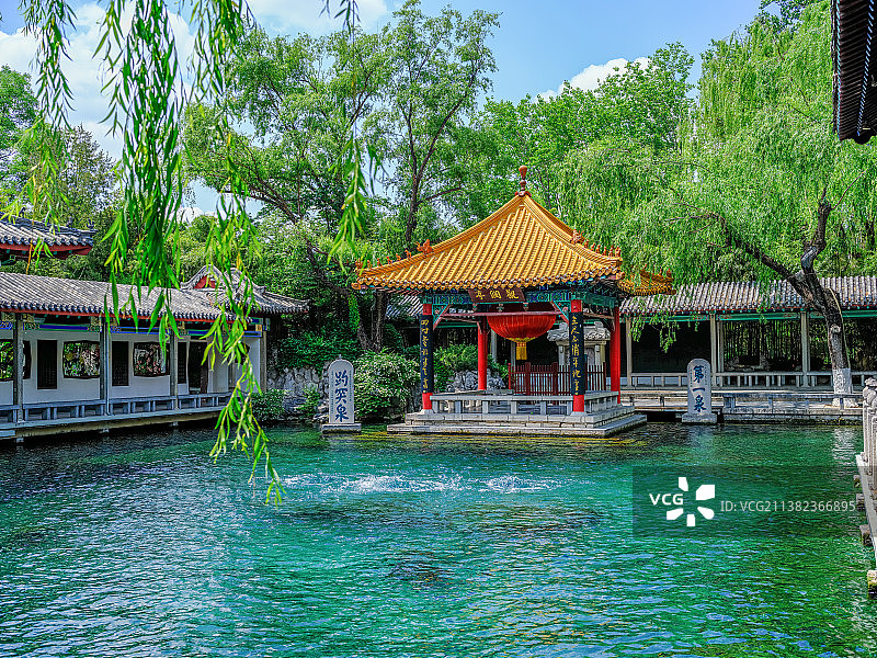 中国山东济南趵突泉公园观澜亭图片素材