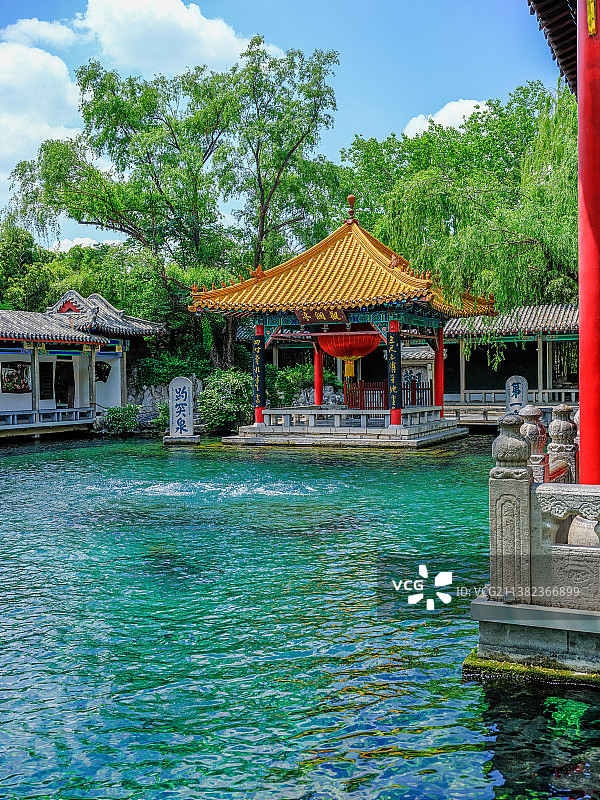 中国山东济南趵突泉公园观澜亭，120中画幅相机拍摄图片素材