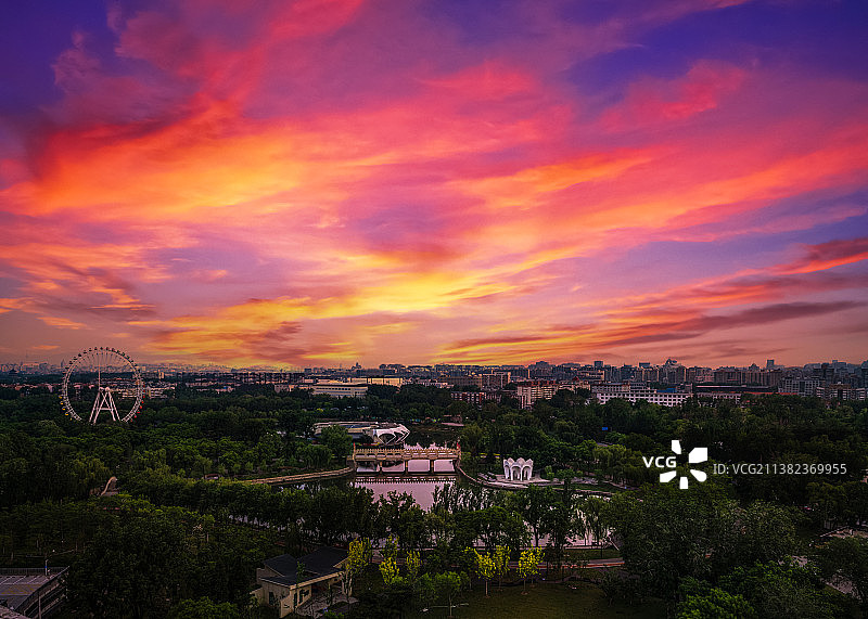 朝霞红映龙潭湖图片素材
