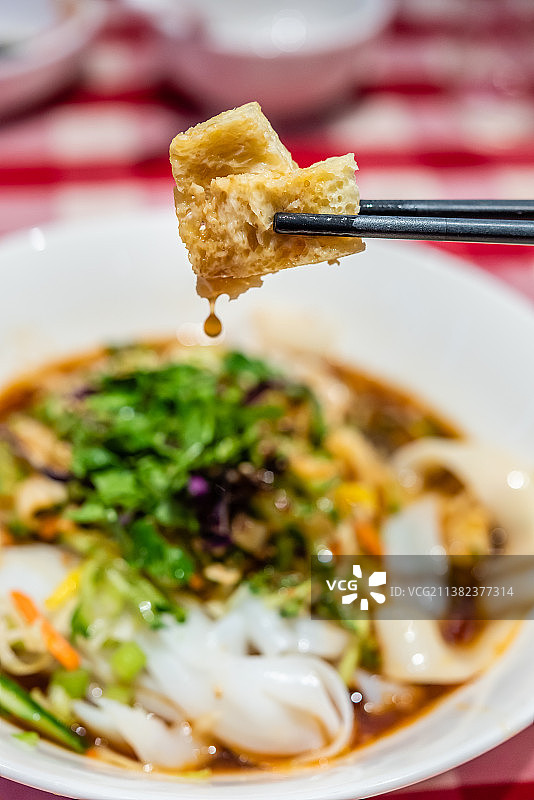 一盘凉拌面筋凉粉图片素材