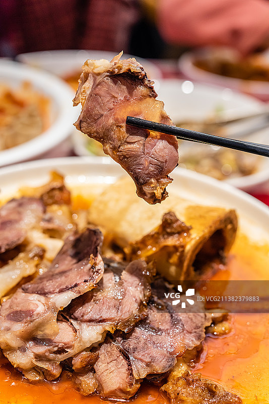 一盘蒸熟的蒙古牛大骨和牛小腿腱子肉图片素材