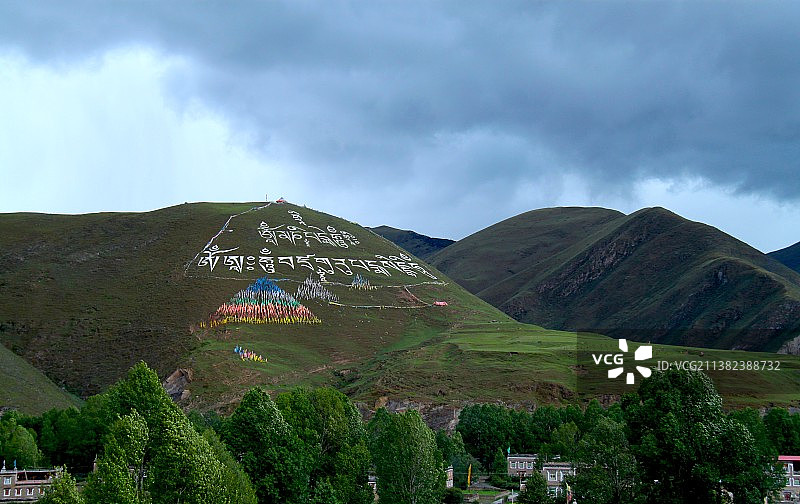 雨中，通往理塘之路图片素材