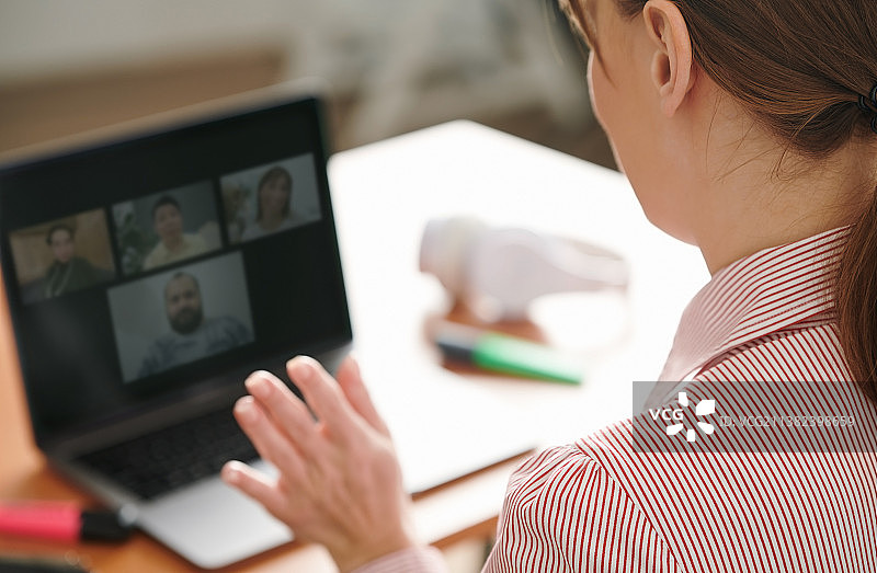 女商人使用笔记本电脑与同事进行团队会议视频会议图片素材