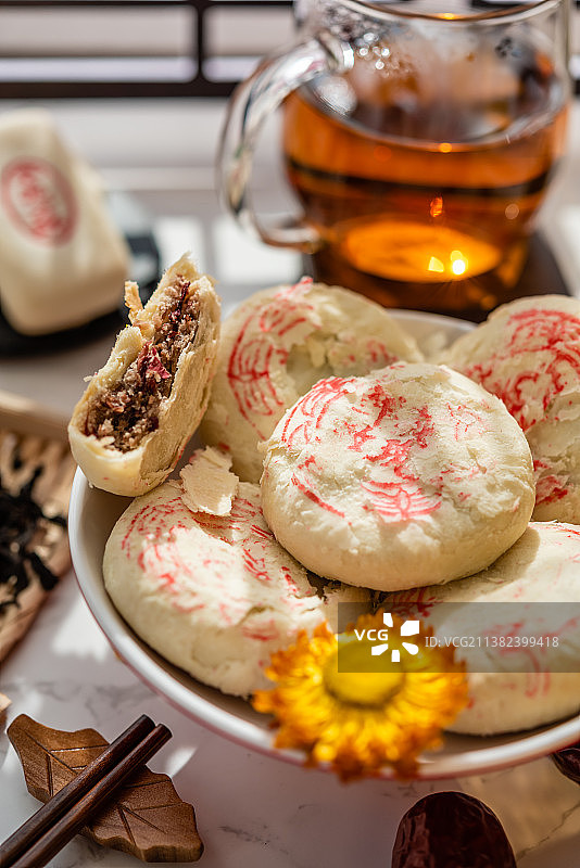 一盘中式点心玫瑰鲜花饼和红茶图片素材
