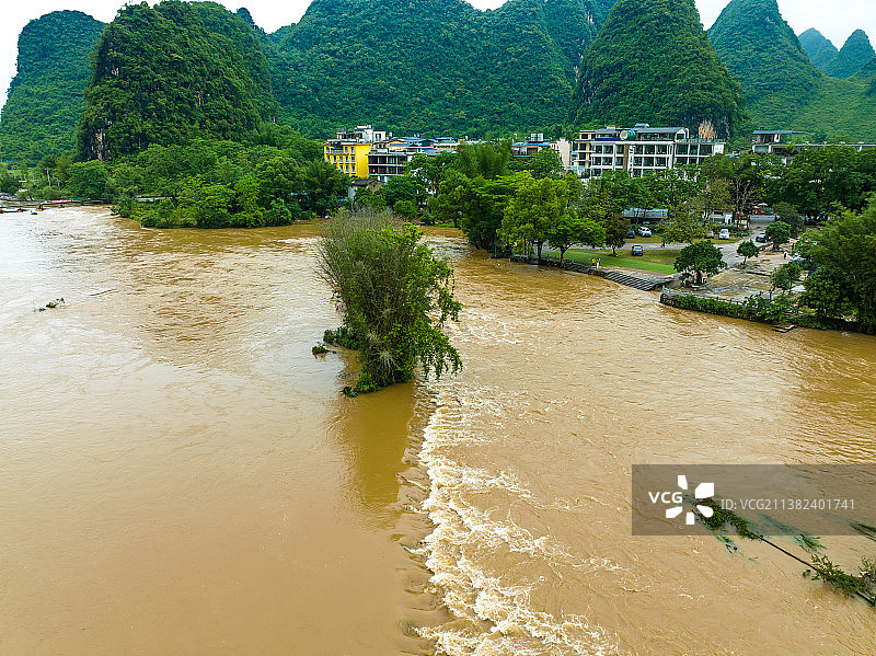 暴雨后桂林阳朔遇龙河涨水图片素材