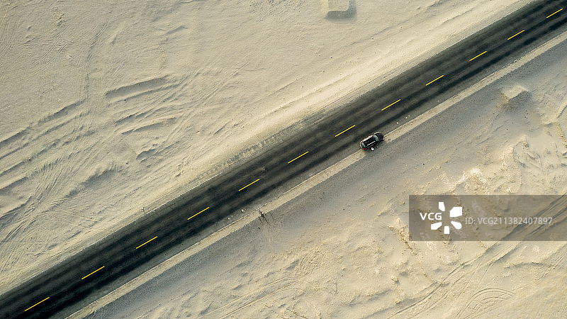 沙漠里的公路图片素材
