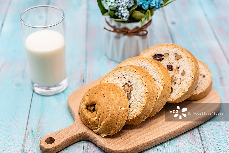木桌面上的俄式列巴面包和牛奶的早餐图片素材