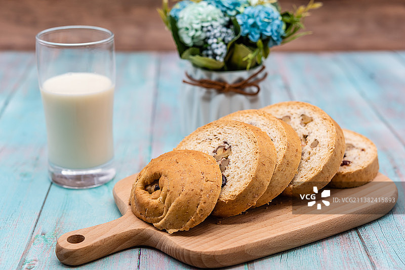 木桌面上的俄式列巴面包和牛奶的早餐图片素材
