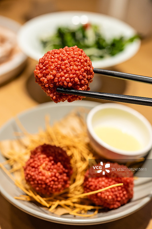 一盘荔枝芝士虾球图片素材