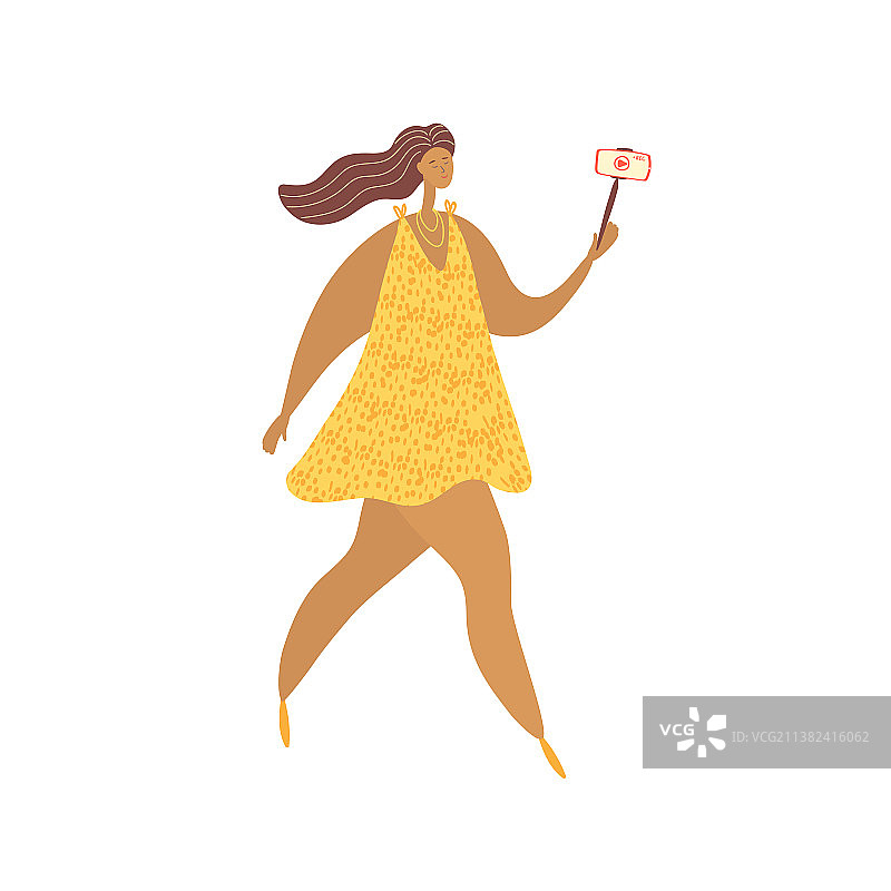 美丽的女人走路并录制视频图片素材