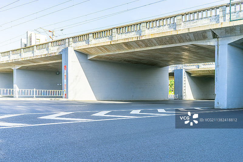 中国城市交通拍摄主题，一条弯曲平坦的马路，上方是火车道，下方是涵洞隧道，户外无人图像摄影图片素材