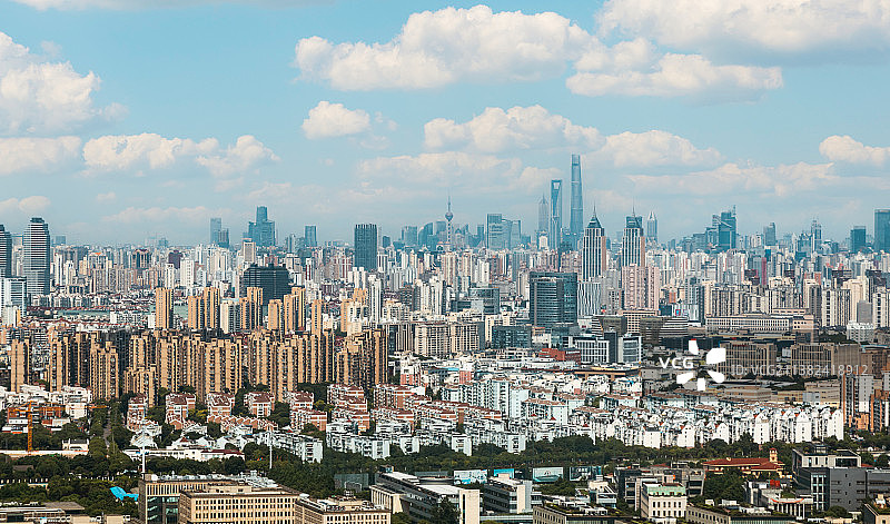 蓝天白云下的上海天际线图片素材
