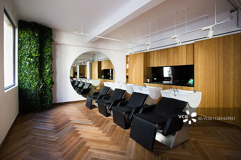 一间装修豪华的带有高级洗头椅的房间图片素材