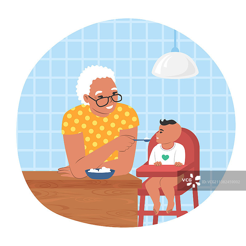 快乐的祖母喂坐在婴儿车里的孙子图片素材