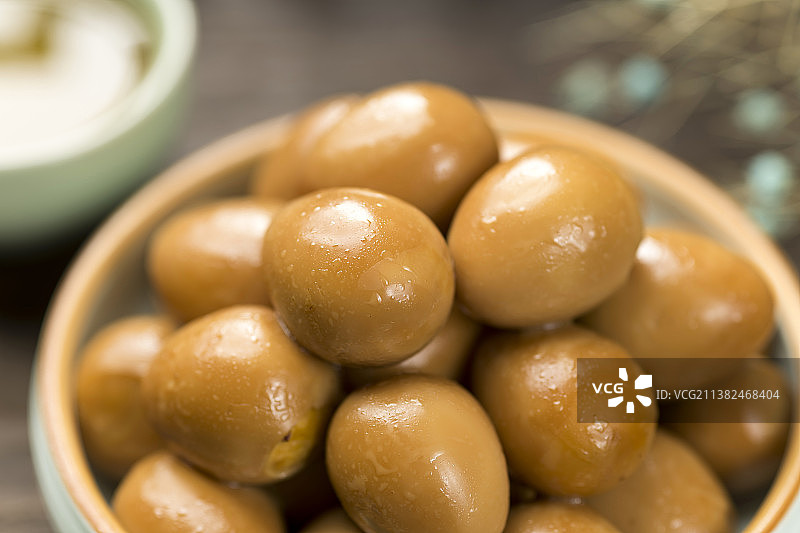 一盘卤鹌鹑蛋摆放在木桌面上特写图片素材