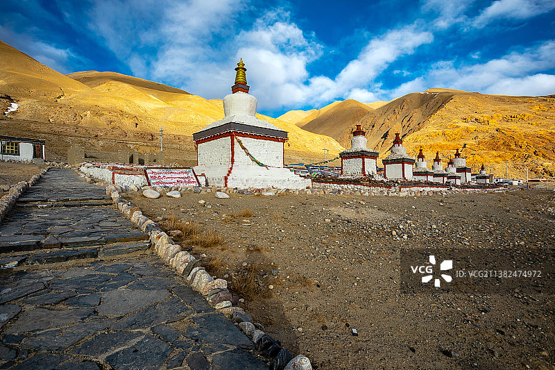 西藏那曲当惹雍措文布南村白塔图片素材