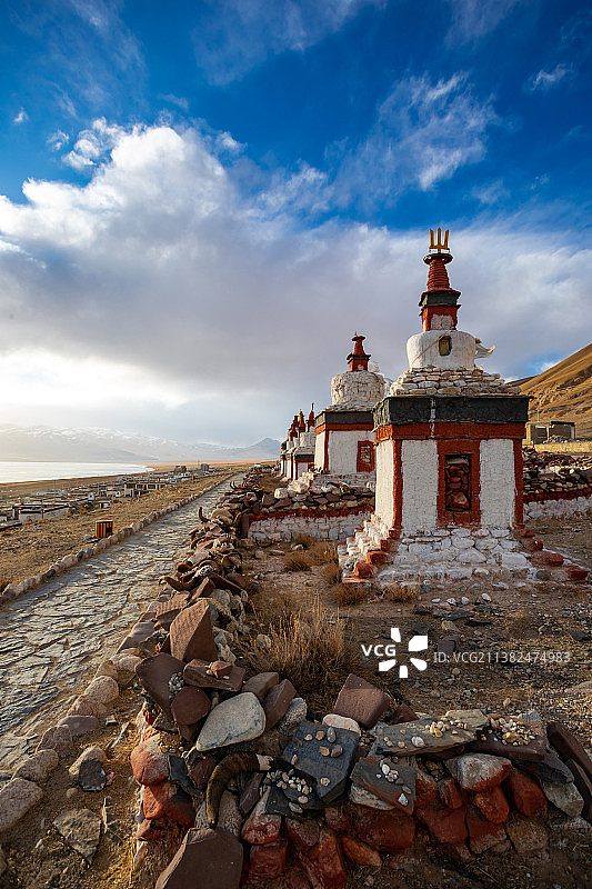 西藏那曲当惹雍措文布南村白塔图片素材