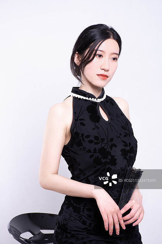 穿黑色旗袍的东方女性图片素材