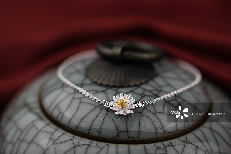 纯银手链,珠宝首饰,红色背景,女士手链,链子,创造力,概念,相伴,个性,爱,高雅,时尚,珠子链,首饰图片素材