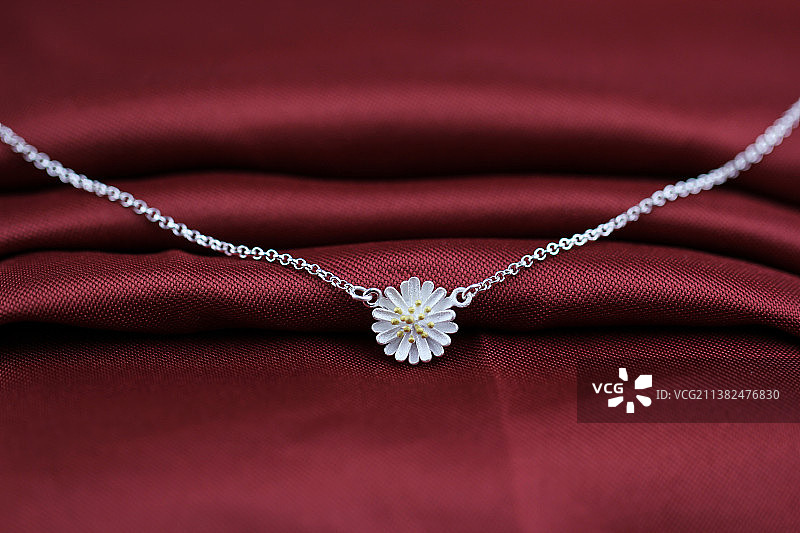 纯银手链,珠宝首饰,红色背景,女士手链,链子,创造力,概念,相伴,个性,爱,高雅,时尚,珠子链,首饰图片素材