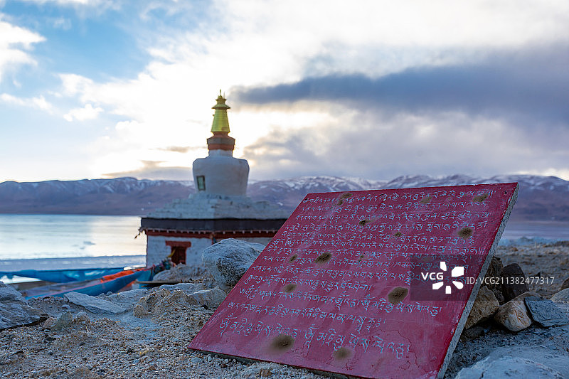 西藏那曲当惹雍措文布南村白塔图片素材