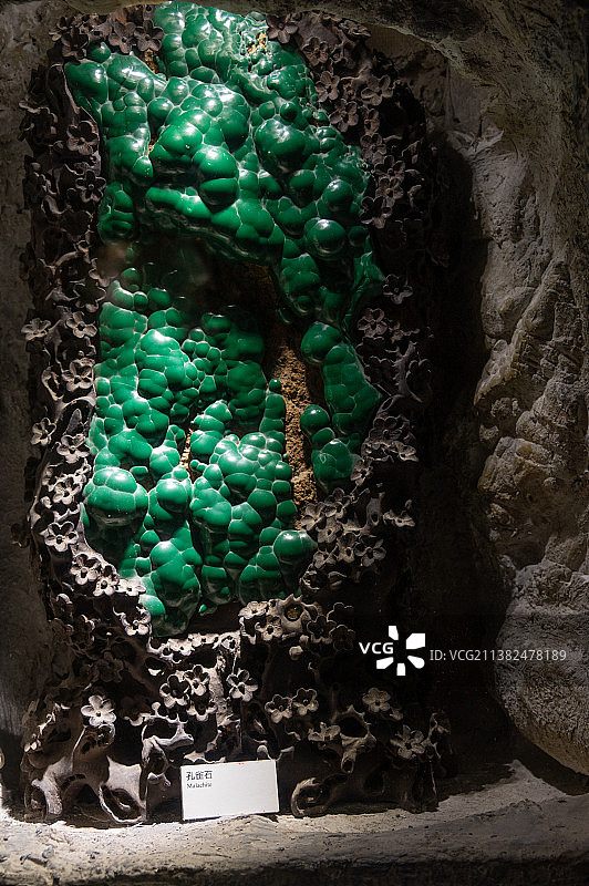 孔雀石原石特写图片素材