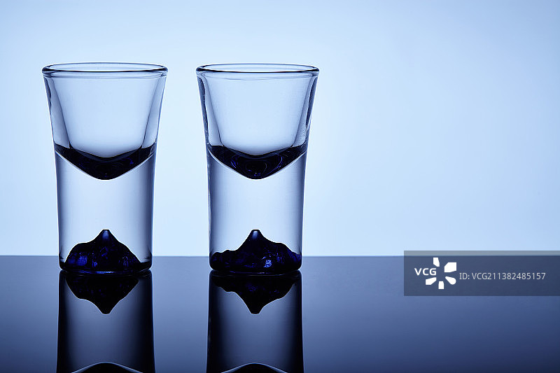 白酒玻璃杯创意拍摄图片图片素材