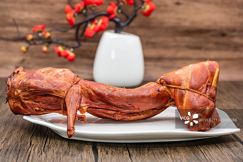 室内棚拍一只熏兔烤兔图片素材