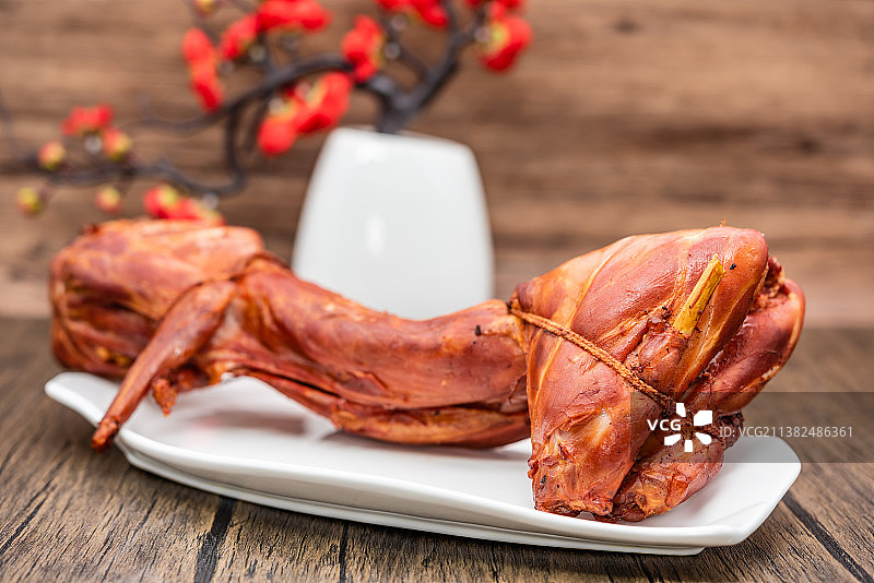 室内棚拍一只熏兔烤兔图片素材