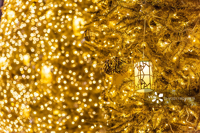 圣诞节金色的圣诞树特写图片素材