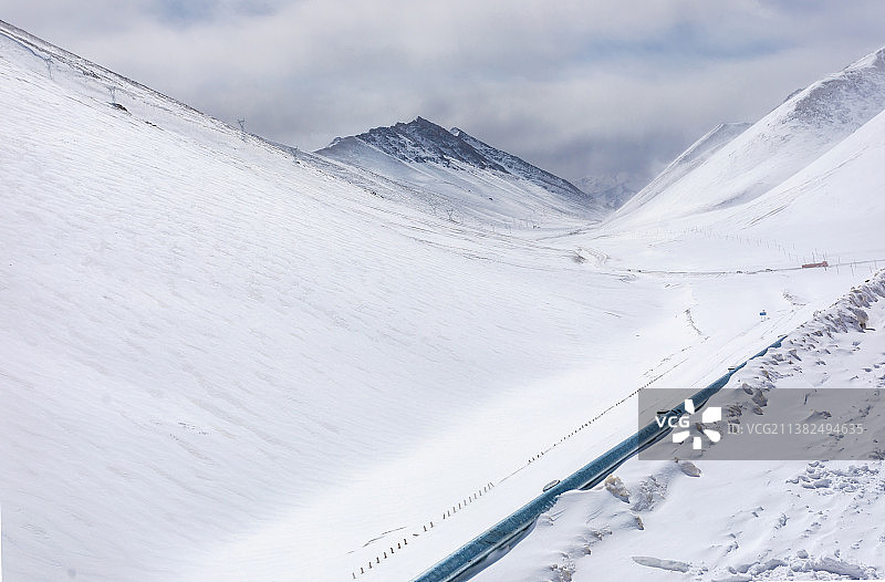 西藏拉萨当雄纳木措电网图片素材