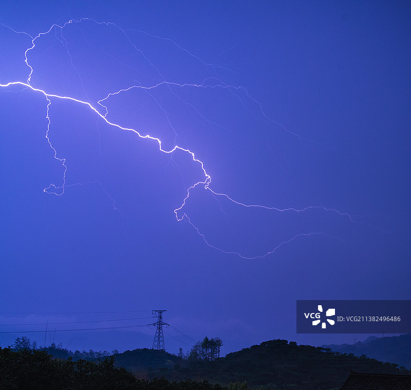 郊外山区的闪电图片素材