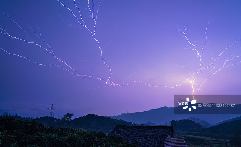 郊外山区的闪电图片素材
