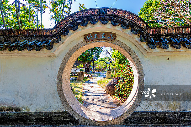 中国广东中山詹园的月亮门图片素材