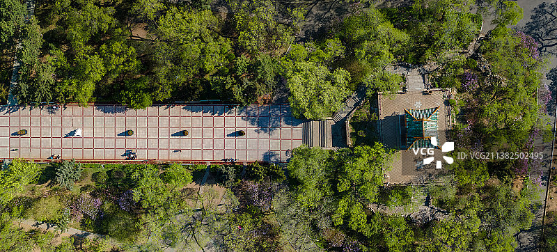 正上方视角拍摄的黑龙江省齐齐哈尔市龙沙公园望江楼图片素材