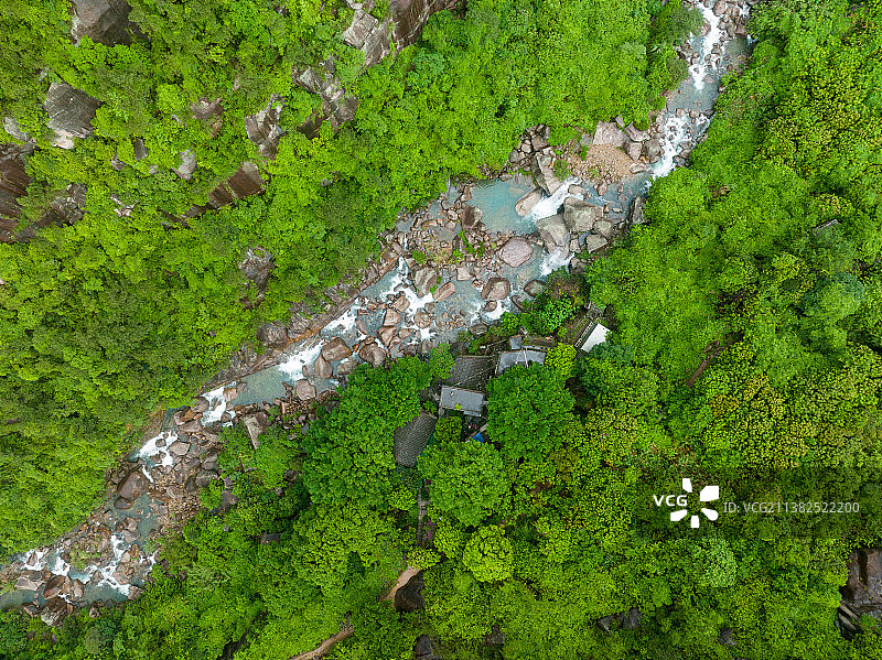 无人机视角，航拍春季福州磨溪水库瀑布图片素材