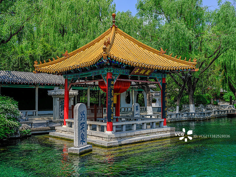 中国山东济南趵突泉公园观澜亭，120中画幅相机拍摄图片素材