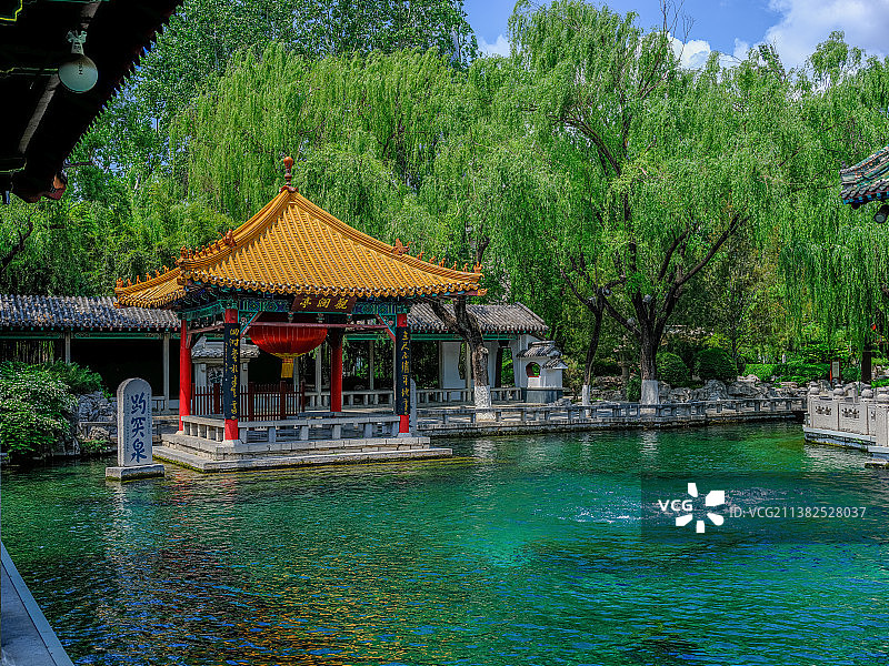 中国山东济南趵突泉公园观澜亭，120中画幅相机拍摄图片素材