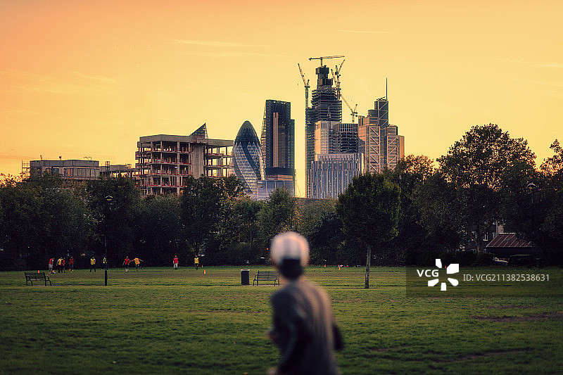 眺望伦敦市中心慢跑的人图片素材