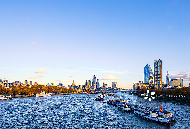 伦敦泰晤士河两岸全景图片素材