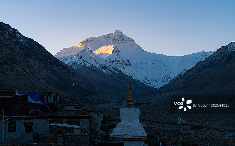 绒布寺的白塔和珠峰遥相呼应图片素材