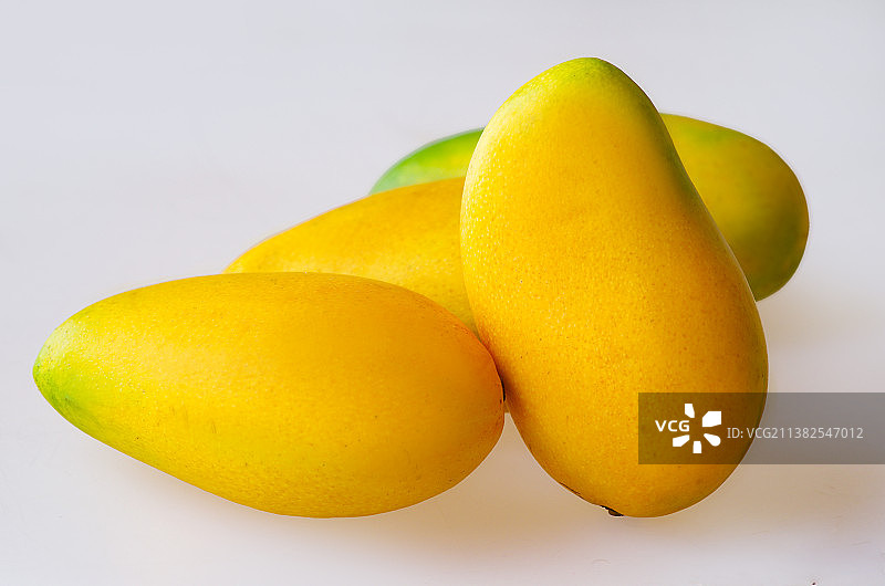 堆叠在一起的芒果图片素材