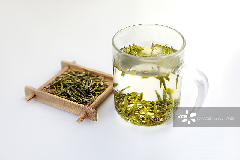 玻璃杯的绿茶和茶叶图片素材