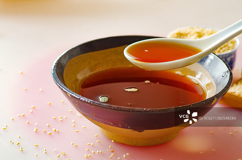 一碗芝麻油和芝麻图片素材