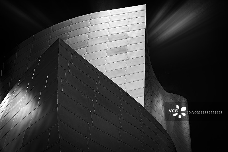 美国洛杉矶迪斯尼音乐厅金属板外墙在阳光照射下形成明暗错落的光影效果图片素材