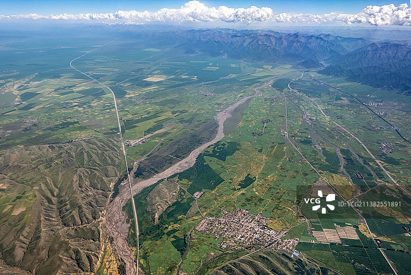 高空航拍张掖扁都口垭口和跨越童子坝河兰新客专高铁线图片素材