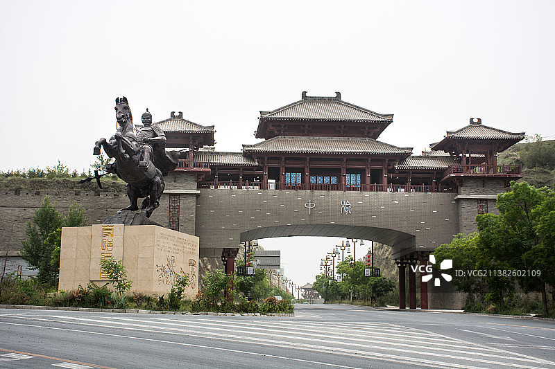 甘肃省兰州市榆中县仿古建筑与雕像图片素材