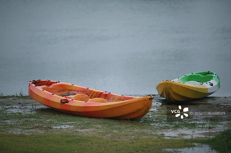 细雨下的小船图片素材