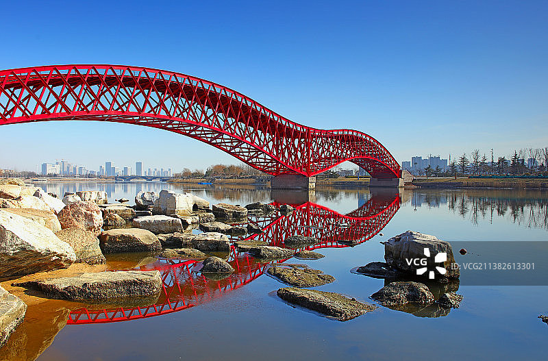 红桥（拍摄于青岛上合示范区如意湖公园）图片素材