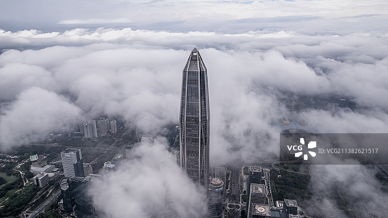 深圳平安金融中心大厦云雾缭绕图片素材
